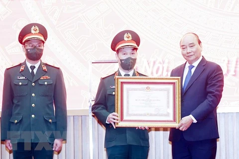 Президент государства Нгуен Суан Фук вручил Центральной военной прокуратуре Ордена за военные заслуги второй степени. (Фото: Тхонг Нят/ВИА)