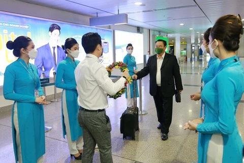 1 января Vietnam Airlines в координации с властями Хошимина, Дананга и провинции Тхыатхиен-Хюэ провели церемонию встречи первых туристов в этих местах в 2022 году (Фото: ВИА)