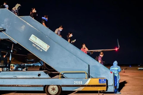 Пассажиры из Пномпеня, Камбоджа, покидают самолет после прибытия во Вьетнам (Фото: ВИA)