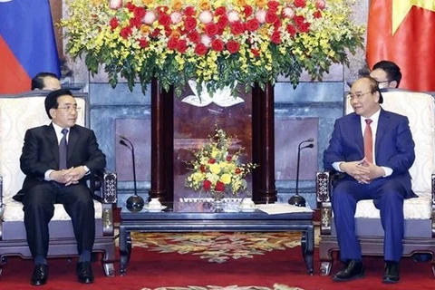 Президент Вьетнама Нгуен Суан Фук (справа) принимает премьер-министра Лаоса Пханхама Випхавана в Ханое 8 января. (Фото: ВИА) 