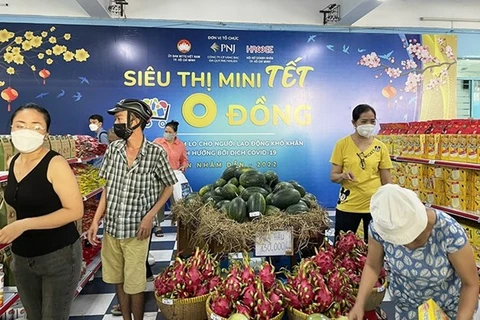 Нуждающиеся люди в районе Фуньуан покупают предметы первой необходимости в минимаркете с нулевым донгом. (Фото: en.nhandan.vn)
