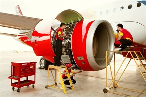 Инженеры Vietjet обслуживают самолет. (Фото: Vietjet) 