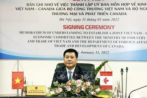 Министр промышленности и торговли Нгуен Хонг Зиен выступает на мероприятии. (Фото: ВИА)