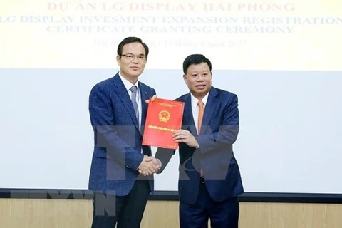 На церемонии вручения инвестиционной лицензии LG Display в Хайфоне (Фото: ВИА) 