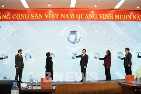 Руководители Министерства промышленности и торговли и Вьетнамского телевидения нажимают кнопку запуска программы. (Фото: ВИА)