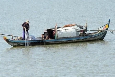 Рыбаки ловят рыбу на реке Меконг (Фото: AFP/ ВИА) 