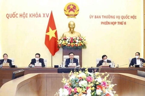 Председатель Национального собрания Выонг Динь Хюэ председательствовал на 6-м заседании Постоянного комитета Национального собрания. (Фото: ВИА)