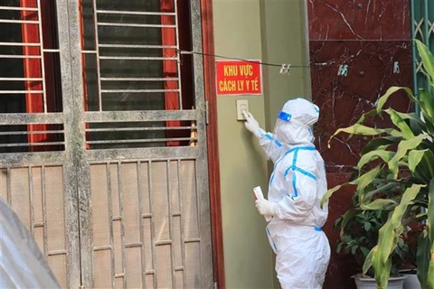 Медицинский работник раздает лекарства инфицированным в городке Лим (провинция Бакнинь), и тестирует на SARS-CoV-2. (Фото: ВИА)