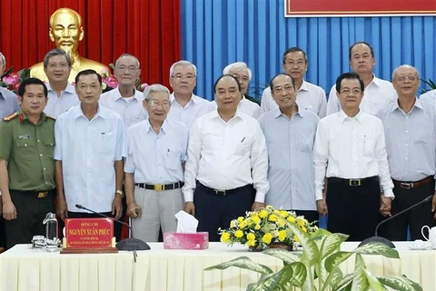 Президент Нгуен Суан Фук и делегаты на встрече. (Фото: ВИА)