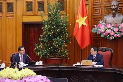 Премьер-министр Фам Минь Тьинь устраивает прием в честь генерального директора вьетнамского комплекса Samsung Чхве Джу Хо. (Фото: ВИА)
