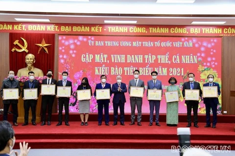 Зарубежных вьетнамцев наградили за вклад в борьбу с COVID-19 на родине (Фото: baoquocte.vn) 