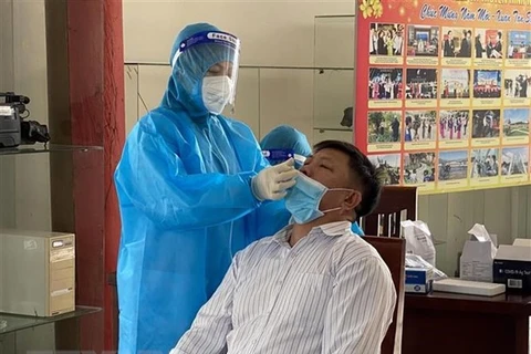 Проведение тестирования на коронавирус для жителей в городе Фанранг-Тхаптьям. (Фото: ВИА)