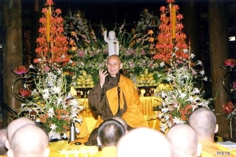Мастер дзен Тхить Нят Хань во время реквиема за мир в пагоде Нон в уезде Шокшон, Ханой, 2007 г. (Фото: ВИА) 