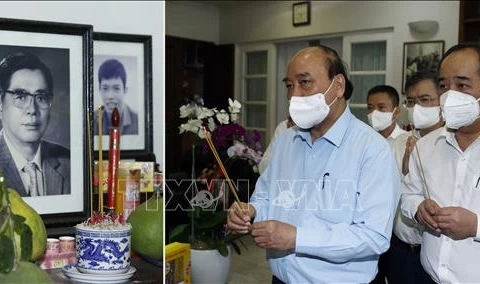 Президент Нгуен Суан Фук вознес благовония в память о товарище Нгуен Ван Линь, Генеральном секретаре ЦК с 1986 по 1991 год. (Фото: Тхонг Нят/ВИА)