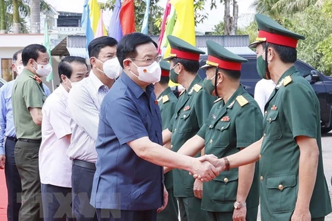 Председатель Национального собрания Выонг Динь Хюэ посетил и поздравил с Лунным Новым годом офицеров и солдат 2-го батальона У Минь. (Фото: ВИА)