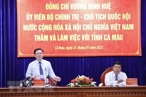 Председатель НС Выонг Динь Хюэ (слева) выступает на рабочем заседании. (Фото: ВИА) 