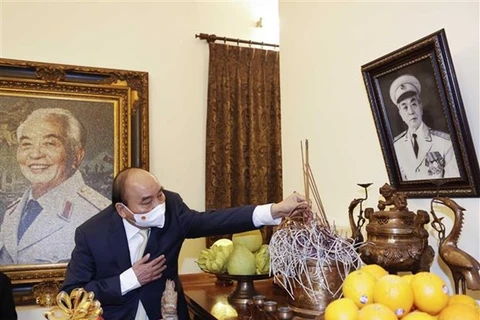 Президент Нгуен Суан Фук преподносит благовония генералу Во Нгуен Зиапу (Фото: ВИА)