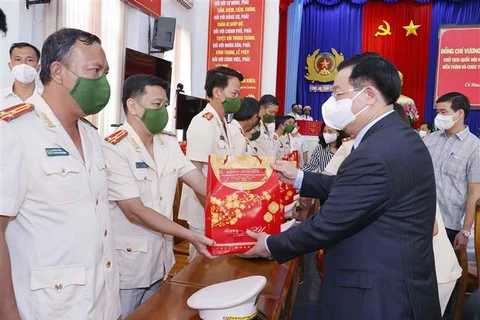 Председатель НС Выонг Динь Хюэ вручил подарки и сердечно поздравил все силы милиции Камау с Лунным Новым годом. (Фото: ВИА)