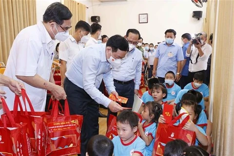 Председатель НС Выонг Динь Хюэ посещает Центр реабилитации и поддержки детей-инвалидов. (Фото: ВИА)