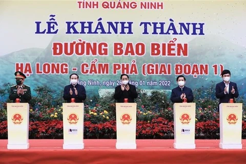 Премьер-министр Фам Минь Тьинь (в центре) и делегаты на церемонии открытия прибрежной дороги Халонг-Камфа. (Фото: ВИА)