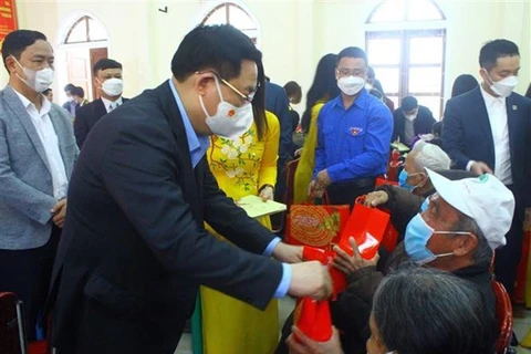 Председатель НС Выонг Динь Хюэ вручает подарки Тэт бедным и малоимущим семьям, а также получателям социальной помощи в Нгеан. (Фото: ВИА)