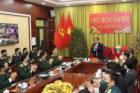 Премьер-министр Фам Минь Тьинь передает пожелания Тэта офицерам и солдатам ПВО-ВВС. (Фото: ВИА)