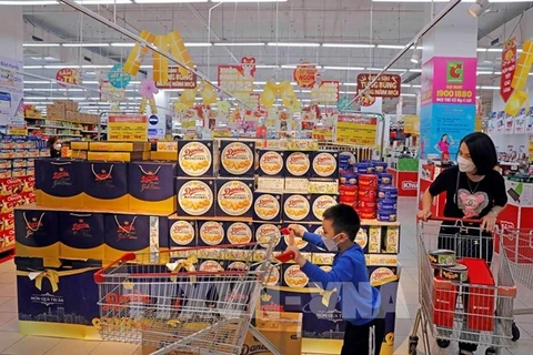 Стенд с кондитерскими изделиями в супермаркете Big C в Ханое (Фото: ВИА) 