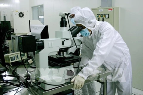 В исследовательской лаборатории полупроводниковых технологий в Хошимине (Фото: ВИА) 