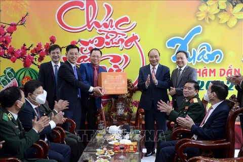 Президент Нгуен Суан Фук вручает новогодние подарки работникам районного комитета партии Хайчау (город Дананг). (Фото: ВИА)