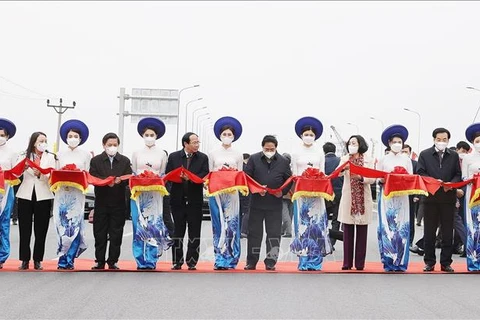 Премьер-министр Фам Минь Тьинь и делегаты перерезали ленточку, чтобы открыть скоростную автомагистраль Каобо-Майшон. (Фото: Зыонг Жанг/ВИА)