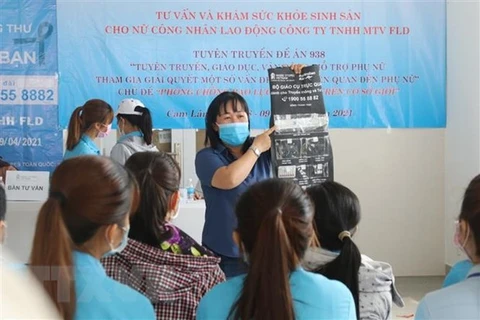 Бесплатная консультация и обследование по вопросам репродуктивного здоровья для работниц в провинции Кханьхоа. (Фото: Тхань Ван/ВИА)