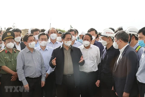 Премьер-министр и рабочая делегация проверяют стройку проекта Нячанг-Камлам, провинция Кханьхоа. (Фото: ВИА)
