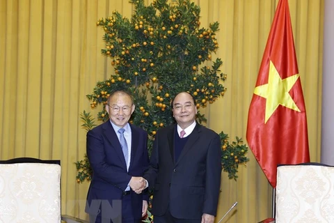Президент государства Нгуен Суан Фук принимает главного тренера сборной Вьетнама по футболу Пак Ханг Сео. (Фото: ВИА)