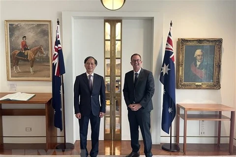 Спикер Палаты представителей Австралии Эндрю Уоллес (справа) и посол Вьетнама Нгуен Тат Тхань. (Фото: ВИА)