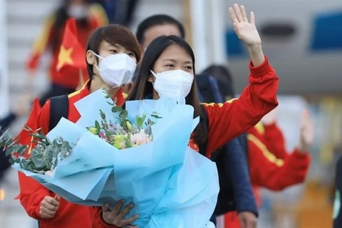 Вьетнамские футболистки прибывают в аэропорт. (Фото: ВИА) 