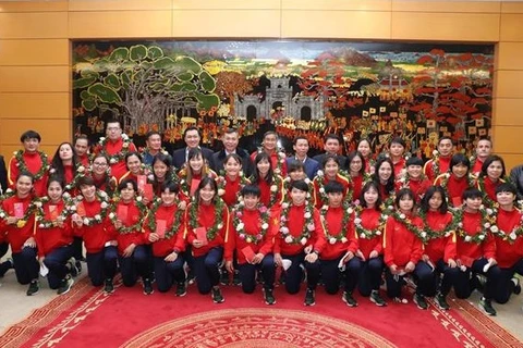 Члены женской сборной страны по футболу позируют для группового фото (Фото: ВИА)