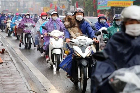 Люди одевают дождевики и теплую одежду в холодах. (Фото: ВИА)