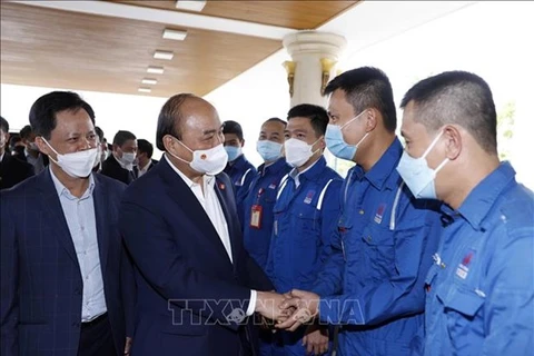 Президент Нгуен Суан Фук встречается с рабочими нефтеперерабатывающего завода Зунгкуат (Фото: ВИА) 