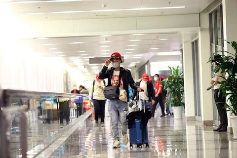 Пассажиры в международном аэропорте Нойбай, Ханой. (Фото: ВИА)