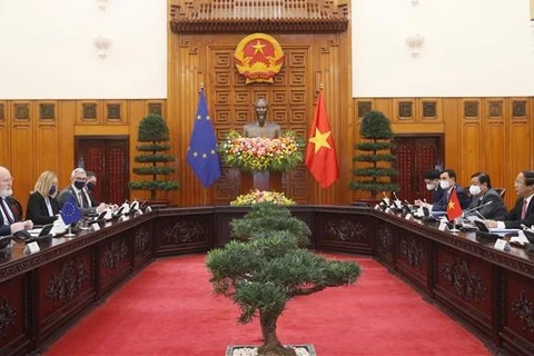 Вице-премьер Ле Ван Тхань провел переговоры с исполнительным вице-президентом Европейской комиссии (ЕК) Франсом Тиммермансом. (Фото: ВИА)