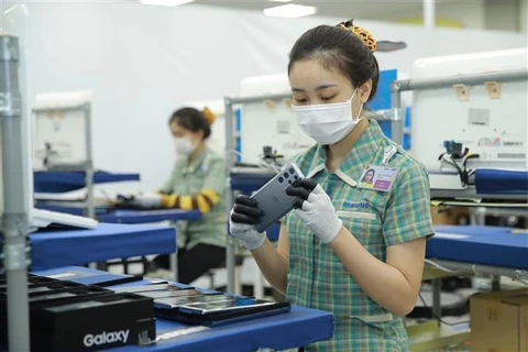 Сборка смартфонов во вьетнамской компании Samsung Electronic Тхайнгуен — промышленный парк Йенбинь, провинция Тхайнгуен. (Фото: ВИА)