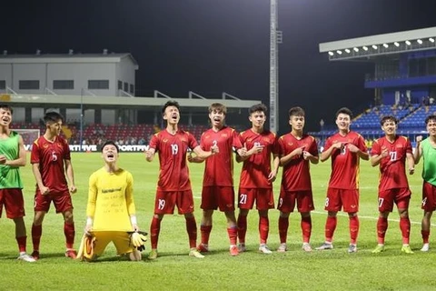 Игроки U23 Вьетнама празднуют победу над сборной U23 Таиланда. (Фото: ВИА)
