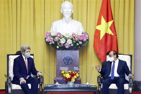 Президент государства Нгуен Суан Фук (справа) встречается со специальным посланником президента США по климату Джоном Керри в Ханое 23 февраля (Фото: ВИА)