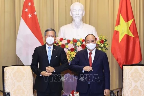 Документальное фото: Президент (тоглашний премьер-министр) Нгуен Суан Фук и министр иностранных дел Сингапура Вивиан Балакришнан. (Фото: ВИА)