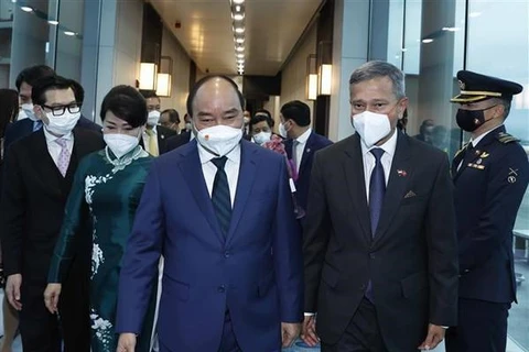 Президент государства Нгуен Суан Фук (слева в первом ряду) прибыл в Сингапур (Фото: ВИА)