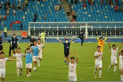 Вьетнамские игроки U23 поблагодарили болельщиков после удушающей победы над Тимором-Лешти. (Фото: ВИА)