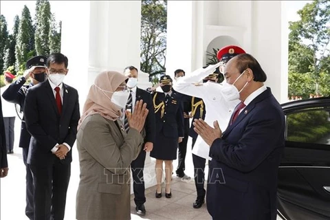 Президент Сингапура Халима Якоб (слева) приветствует президента Вьетнама Нгуен Суан Фука. (Фото: ВИА) 