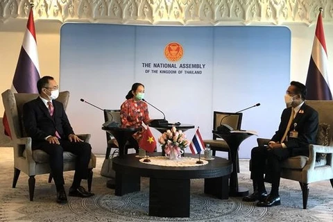 Посол Вьетнама в Таиланде Фан Тьи Тхань (слева) и второй вице-председатель Палаты представителей Таиланда (справа). (Фото: ВИА)