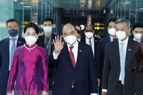 Министр иностранных дел Сингапура Вивиан Балакришнан провожает президента Нгуен Суан Фука и его супругу в международный аэропорт Чанги. (Фото: ВИА)