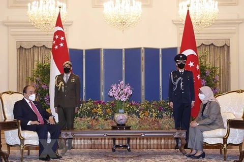 Президент государства Нгуен Суан Фук (слева) и принимающая сторона из Сингапура Халима Якоб на встрече 25 февраля (Фото: ВИА)
